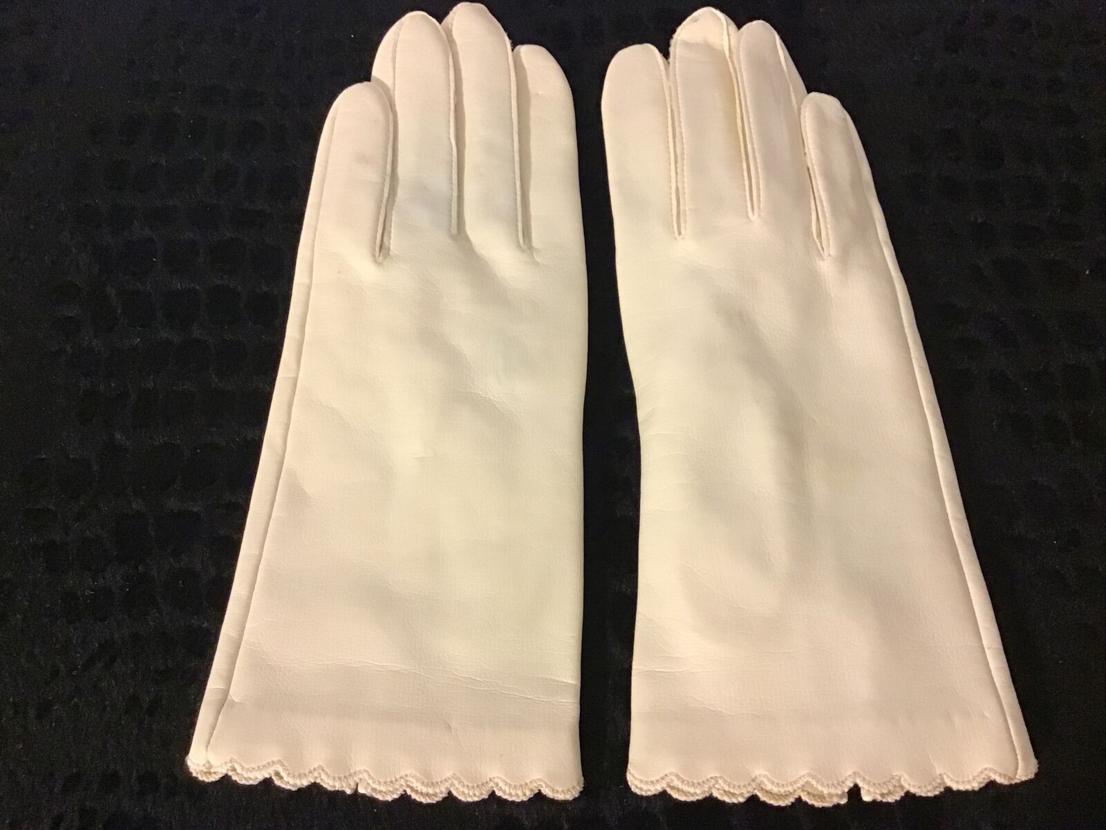 Vintage Novakid Aris Soft Leather Ivory Handmade Ladies Gloves Scallop Edge M